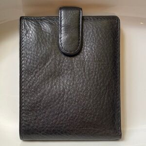 Osgoode Marly Black Leather Men's Bifold Wallet snap closure